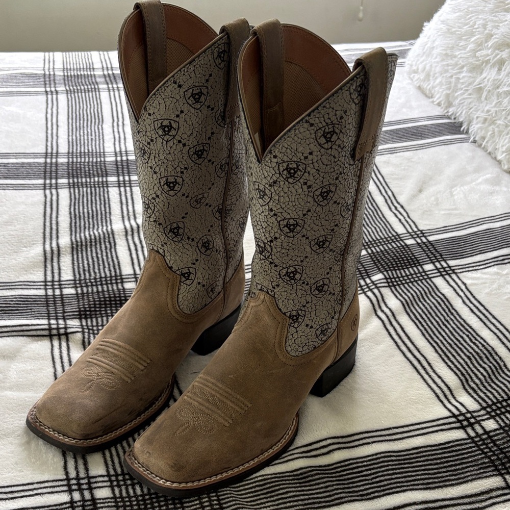 Ariat Women's Round Up Wide Square Toe Boots
